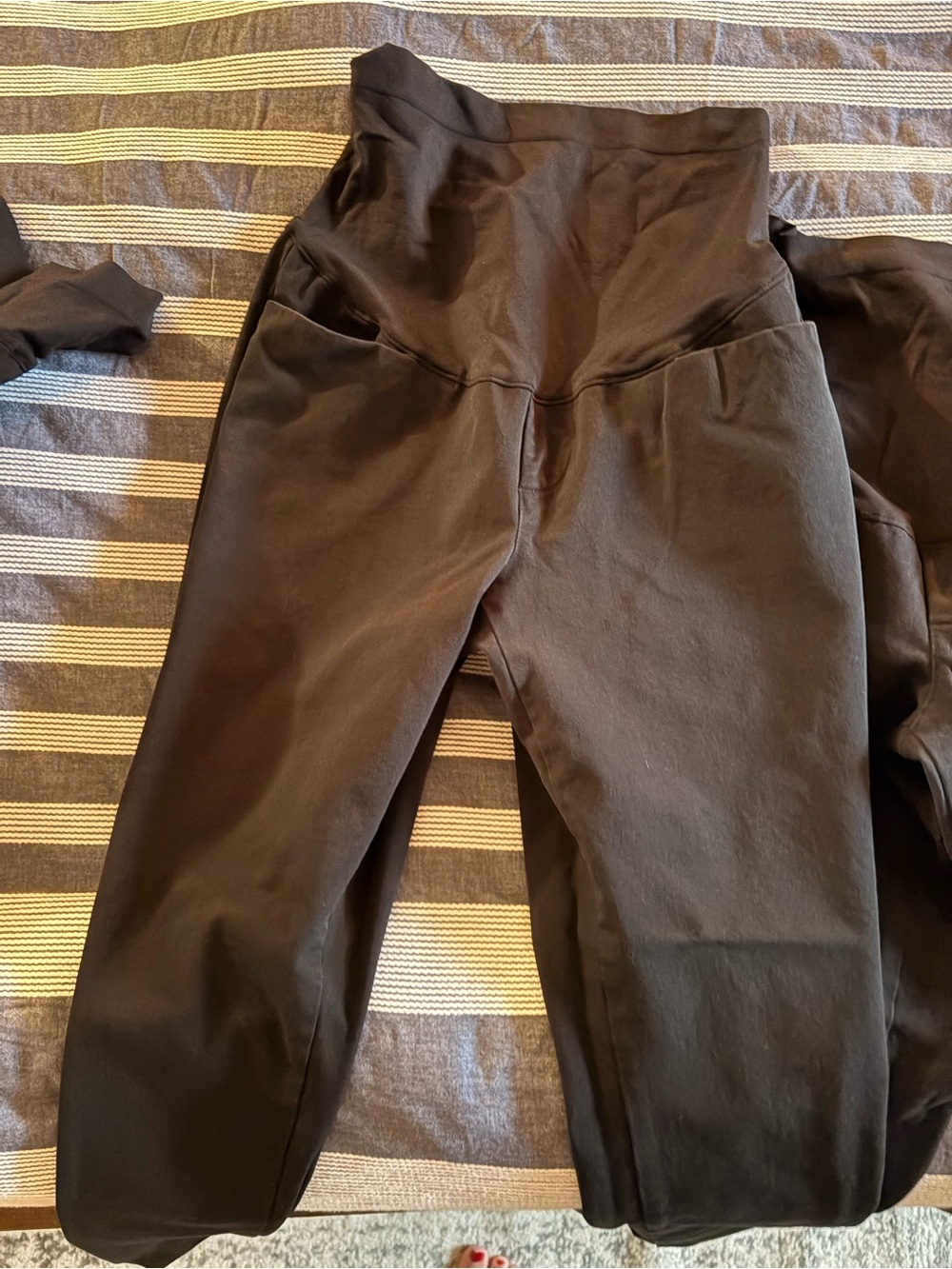 Old navy maternity pixie pants - Picture 3 of 4
